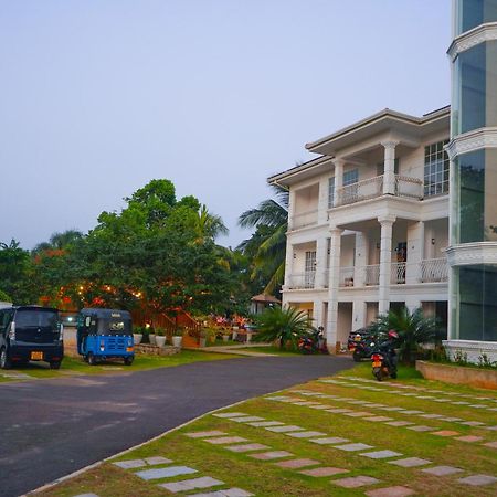 White Land City Hotel ดัมบูลลา ภายนอก รูปภาพ